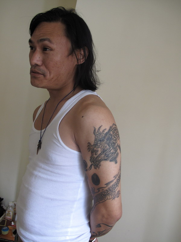 Yes, it'sa tattoo of a dragon. Yes, it'sa tattoo of a dragon.